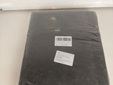 un sac en tissu noir posé sur une table blanche