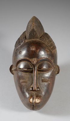 une image d'un masque en bois sur fond blanc
