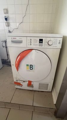 un lave-linge et un sèche-linge dans une petite pièce