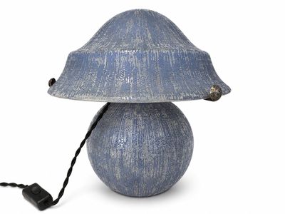 une lampe posée sur une table