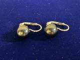 deux paires de boucles d'oreilles sur un fond bleu