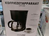 une boîte sur laquelle est posée une cafetière, dans un magasin