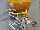 une boîte jaune posée par terre à côté de quelques outils