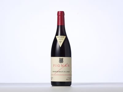 la bouteille de vin rouge est posée sur la table