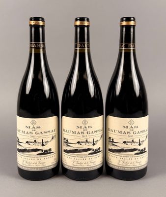 trois bouteilles de vin sont posées côte à côte sur une table