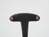 une paire de boucles d'oreilles en améthorate et saphir rose, présentées sur un socle noir