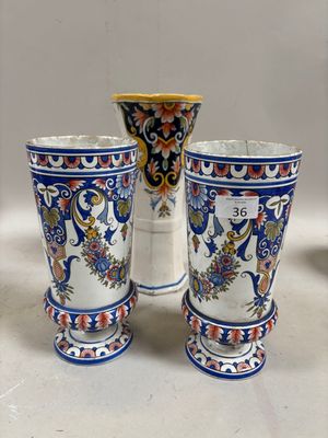 trois vases aux motifs variés posés sur une table