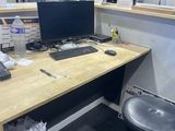 un bureau sur lequel se trouve un ordinateur, dans un bureau