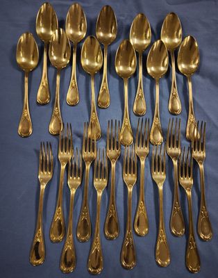 beaucoup de cuillères et de fourchettes en argent sur la table