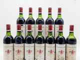 plusieurs bouteilles de vin sont alignées sur une surface blanche