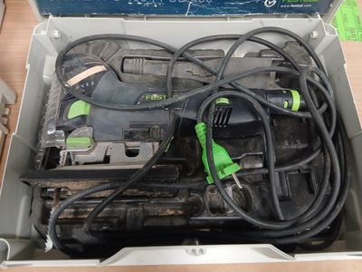 une boîte avec un tas d'outils à l'intérieur