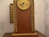 une horloge posée sur une table dans une pièce