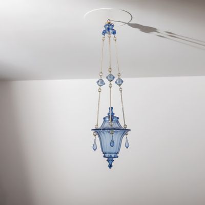 un verre bleu suspendu au plafond dans une pièce