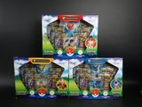 trois boîtes de figurines Pokémon posées sur une surface noire