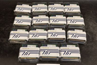 une pile de cartes posée sur une table