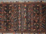 un gros plan sur un tapis aux couleurs et motifs variés