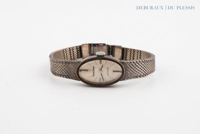 une image d'une montre-bracelet avec des chiffres romains