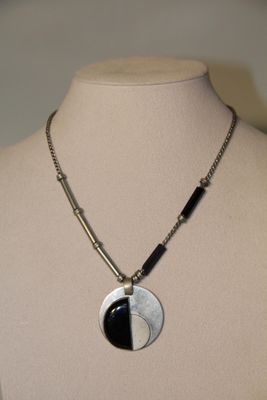 Collier art déco chrome et verre noir (choc sur 1 des perle …