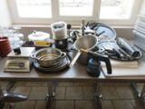 une table sur laquelle sont posés de nombreux ustensiles de cuisine