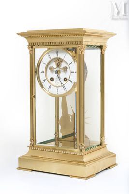 une horloge en or posée sur une table