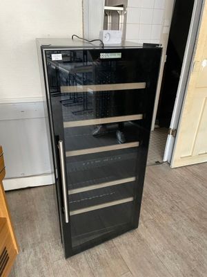 un réfrigérateur noir avec une porte vitrée dans une cuisine