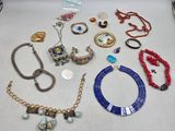 de nombreux colliers et bracelets différents disposés sur une table