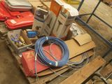 un tas de matériel électrique divers posé sur une palette