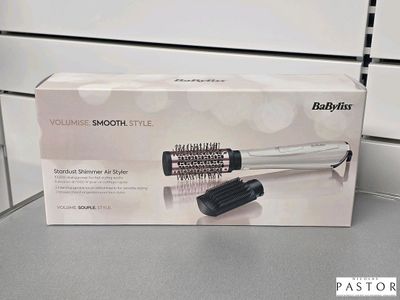 emballage d'un sèche-cheveux posé sur un plan de travail dans une salle de bains