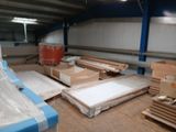 de nombreux matelas et cartons dans une pièce aux murs bleus