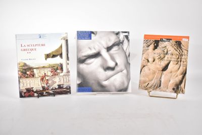 trois livres qui se trouvent l'un à côté de l'autre