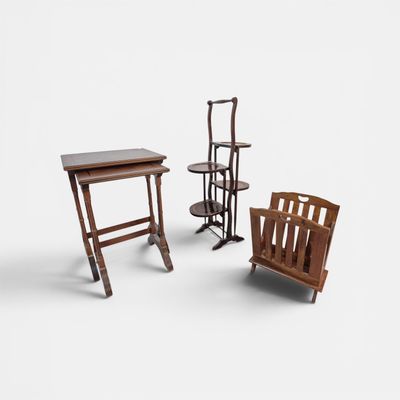 trois chaises en bois et une table posée sur un sol blanc