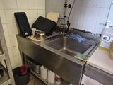 une cuisine avec un évier et une cuisinière