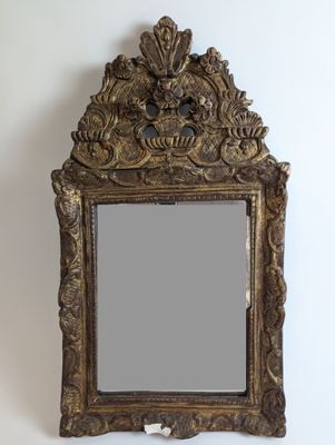 un miroir accroché au mur