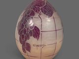 un vase orné d'un motif sur fond gris