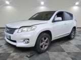 La Toyota Fortune blanche est garée dans une grande pièce.