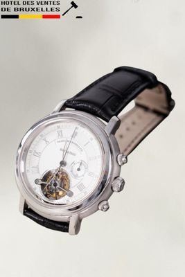 une montre posée sur un bracelet en cuir noir