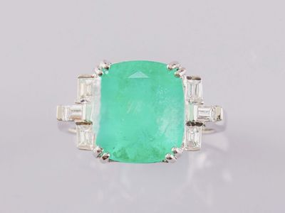 une bague en émeraude et diamant