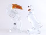 deux figurines en verre représentant un toucao et un toucao