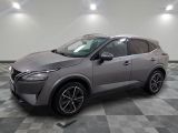 Une Nissan C-HR 2020 dans un showroom au sol à damier