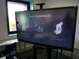 un grand téléviseur à écran plat posé dans une pièce