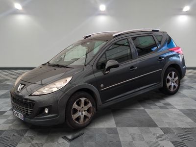 la photo d'une petite voiture grise garée dans un garage