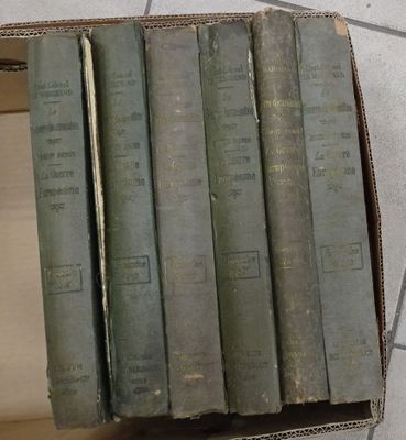 six livres dans une boîte posée par terre, les uns à côté des autres