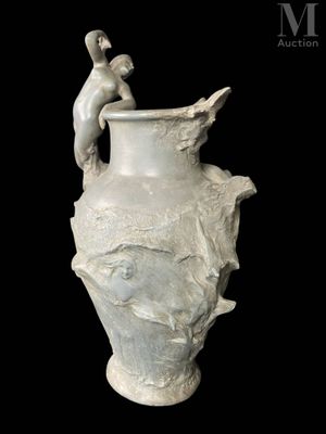 un vase blanc surmonté d'un oiseau
