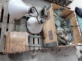 un grand mégaphone blanc posé sur une palette