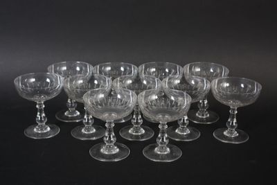 douze verres alignés en rangée sur une surface noire