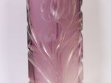 un vase en verre contenant une fleur violette