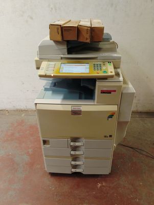 une imprimante multifonction posée sur une pile de cartons