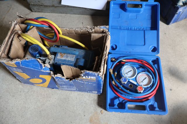 Pompe tirage au vide VALUE avec coffret manomètre. Visite le merc...