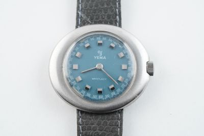 une montre avec un cadran bleu sur un bracelet noir