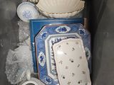 une pile d'assiettes et de bols dans une boîte